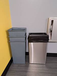 lot 44537 image: Lot of 4 Trash Cans