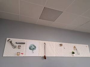 lot 44539 image: Lot of Plastic White Peg Board with Contents