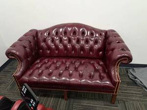 lot 44594 image: Tuffed Federal Style Sofa