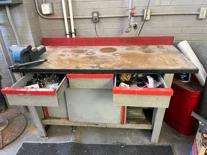 lot 52 image: 40in x 18in Metal Work Bench W a Steel Vise