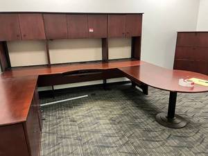 lot 22693 image: U Shaped Office Desk amd Filing Cabinets