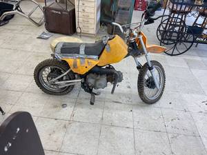 lot 9 image: off brand dirt bike with 49 cc Honda motor