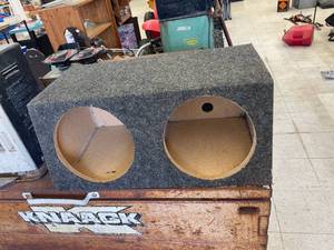 lot 20 image: 12 inch speaker box