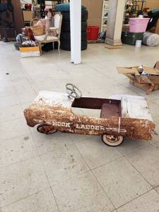 lot 1884 image: Hook Ladder Pedal car