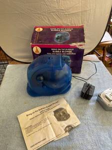 lot 3003 image: electric bubble blower
