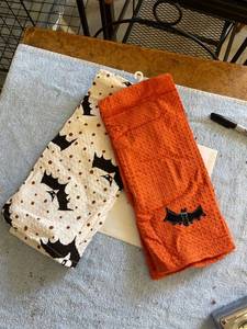 lot 3013 image: new Halloween hand towels