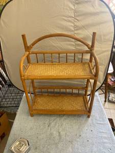 lot 3025 image: hanging shelf