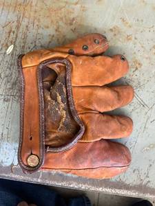 lot 3076 image: vintage spalding daseball glove