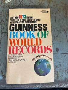 lot 3080 image: 1973 Guinness book of world records