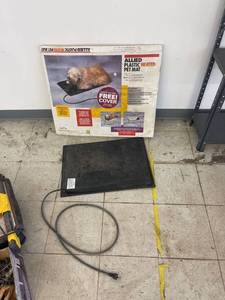 lot 3097 image: heated dog bed