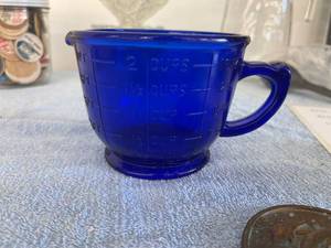 lot 3103 image: cobalt blue measuring cup 2 cups
