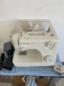 lot 3141 image: singer sewing machine & tote of sewing stuff