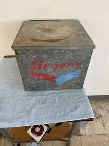lot 3145 image: vintage Meyers dairy cooler