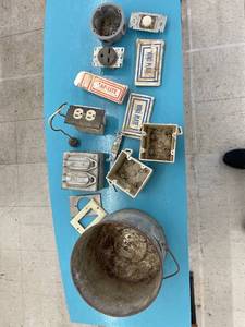 lot 3166 image: minnow bucket full of electric stuff
