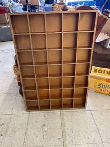 lot 3169 image: Knick knack shelf