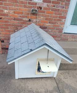 lot 5000 image: Heated Doghouse - 44 x 48 x 37