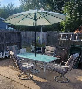 lot 5001 image: Patio Table - 71 x 38 x 28 - 4 Chairs - 5 Cushions