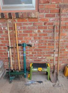 lot 5005 image: Long Handle Garden Tools - Kneeler Seat
