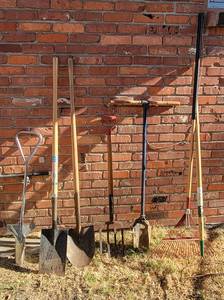 lot 5013 image: Long Handled Tools