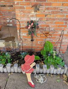 lot 5028 image: Outdoor Decor
