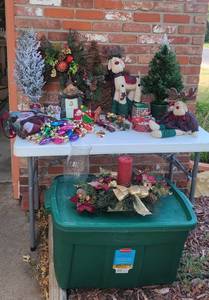 lot 4000 image: Christmas Decor and Roughneck Rubbermaid 31 Gallon Tote
