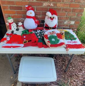 lot 4002 image: Vintage Christmas Decor and Sterilite - 58 Qt. Tote