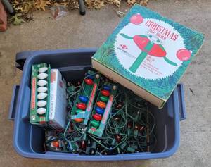 lot 4004 image: Christmas Lights and Tree Holder with Rubbermaid Roughneck - 18 Gal Tote