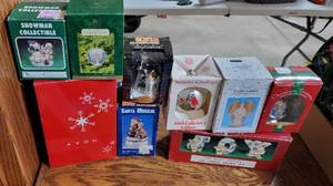 lot 4055 image: Christmas Decor