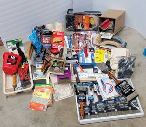 lot 4075 image: Painting Supplies