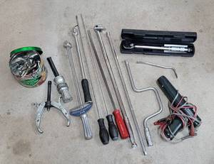 lot 4080 image: Timing Light - Torch Wrench - Speed Wrench - Breaker Bar 12 Sockets - Gear Puller - Specialty Tools
