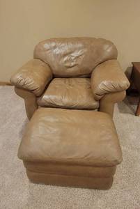 lot 3000 image: La-Z-Boy Leather Chair and Matching Ottoman