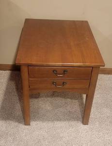 lot 3003 image: Wood End Table with Drawer - 20 x 26 x 22