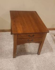 lot 3004 image: Wood End Table with Drawer 20 x 26 x 22