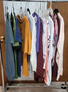 lot 1616 image: Womens Clothing - Size Medium - Tops