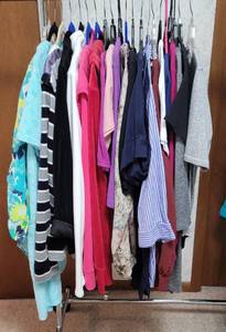 lot 1617 image: Womens Clothing - Size Medium - Tops