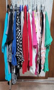 lot 1618 image: Womens Clothing - Size Large - Tops