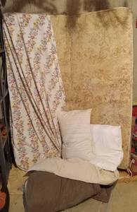 lot 3024 image: Floor Mattress 72 x 60 - FullQueen Comforter - 2 Pillows