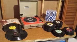 lot 3039 image: Vintage General Electric Automatic Record Player (Works) and Records