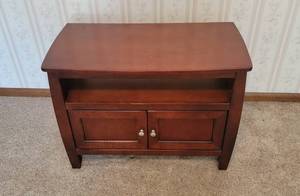 lot 1003 image: Legacy Funiture The Curve 33 Cart Spiced Rum - 33 x 18 x 24