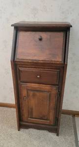 lot 1006 image: Wood Desk - 17 x 12 x 39