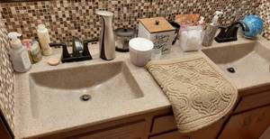 lot 1726 image: Contents of Hallway Bathroom