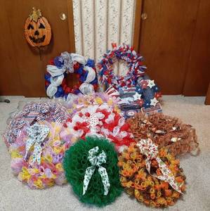 lot 1728 image: Wreaths and Holiday Decor