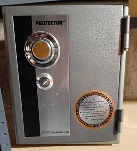 lot 3049 image: Sisco Protector Fire Safe - 14 x 15 x 17 - model 1060