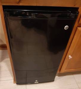 lot 3060 image: GE 3.2 CU. FT Compact Refrigerator - Model SFR03BAZBBB