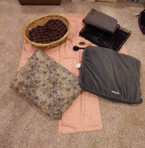 lot 3072 image: Dog Beds, Crate 24 x 18 and 2 Crate Covers