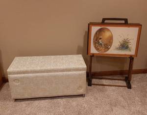 lot 3078 image: Vintage TV Trays and Toy Box
