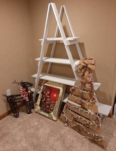 lot 3095 image: Collapsible Shelf, Wooden Tree, Reindeer and Holiday Carousel