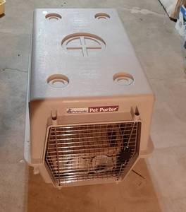 lot 3097 image: Pet Mate Dog Kennel with Cushioned Mat and Bowls
