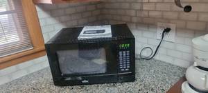 lot 500 image: Rival 0.9cu. ft. Digital Microwave Oven - Model KOR-9G3A