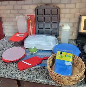 lot 505 image: Pampered Chef, Tupperware, Pyrex and More